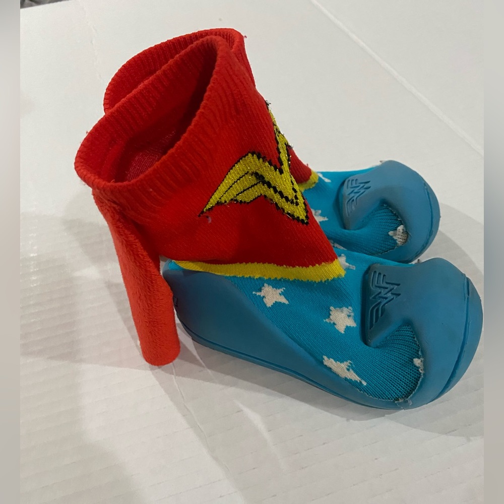 Wonder Woman toddler girl rubber sole slippers size 8